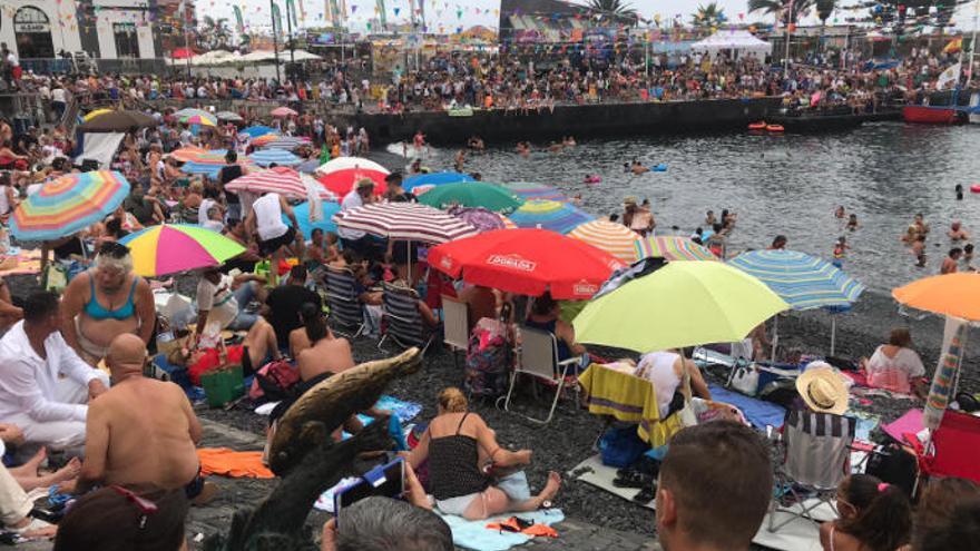 Puerto de la Cruz se vuelca con la embarcación de la Virgen del Carmen