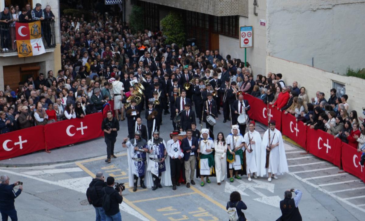 Llegada del desfile a la Plaça Major.