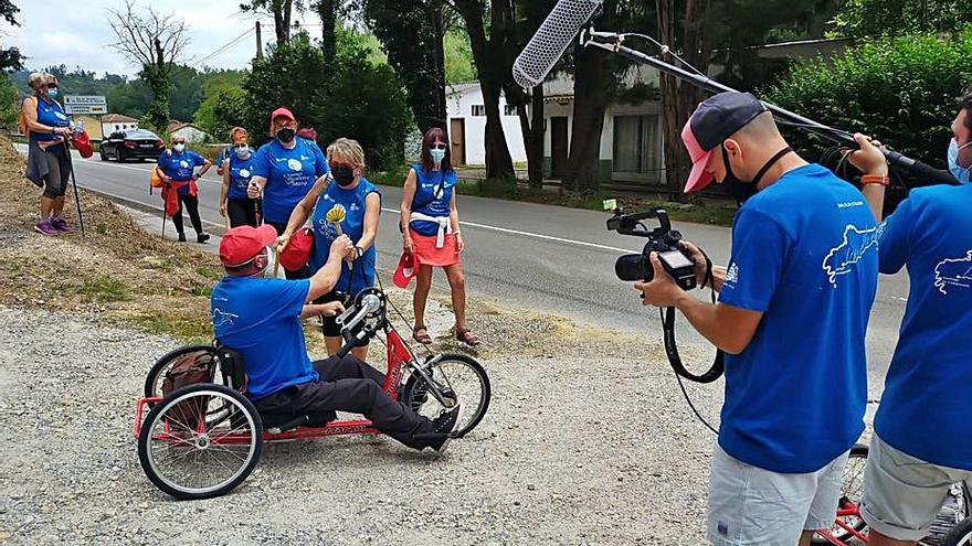 Aladino Pandiella, en handbike, recibe el relevo en Peñaflor (Grado). | SOF