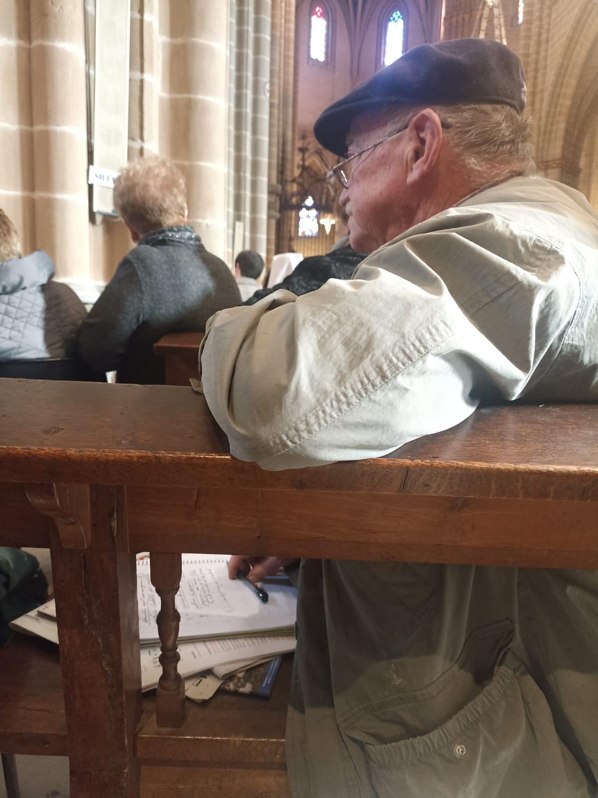 Mariscal, en un banco de la catedral de Pamplona, tomando notas durante la ceremonia de la toma de posesión del nuevo arzobispo.