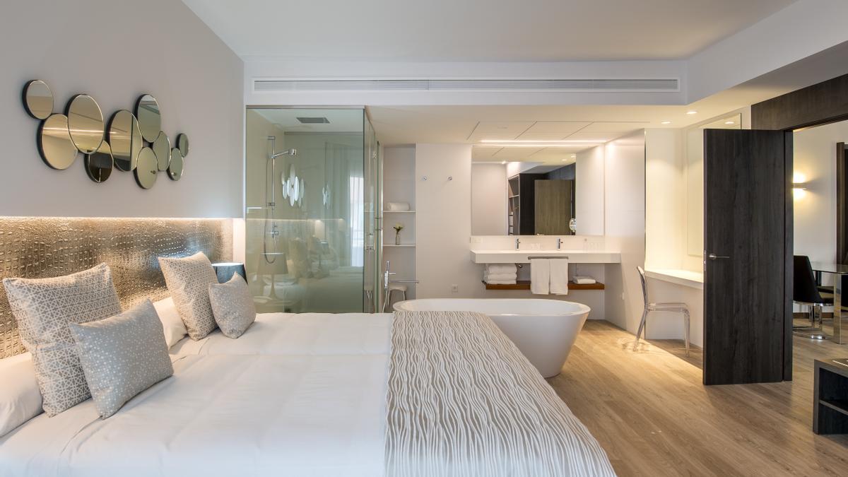 Interior de la Premium Gran Suite, una de las habitaciones de Oliva Nova Beach &amp; Golf Hotel.
