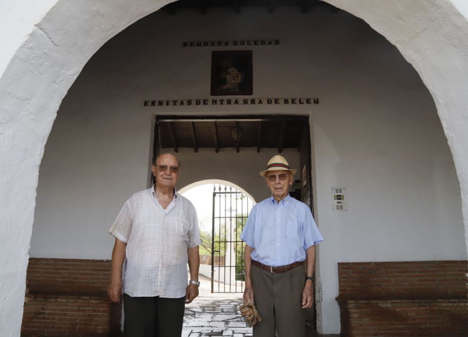 El padre Pedro y el padre Delfín, en la entrada.