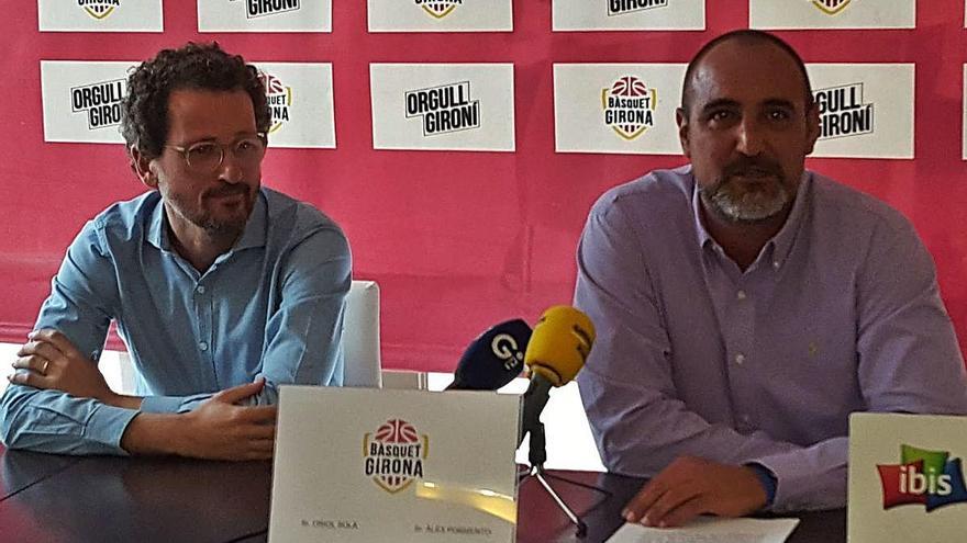 Àlex Formento, a la dreta, durant la seva roda de comiat ahir, al costat del directiu Oriol Solà.