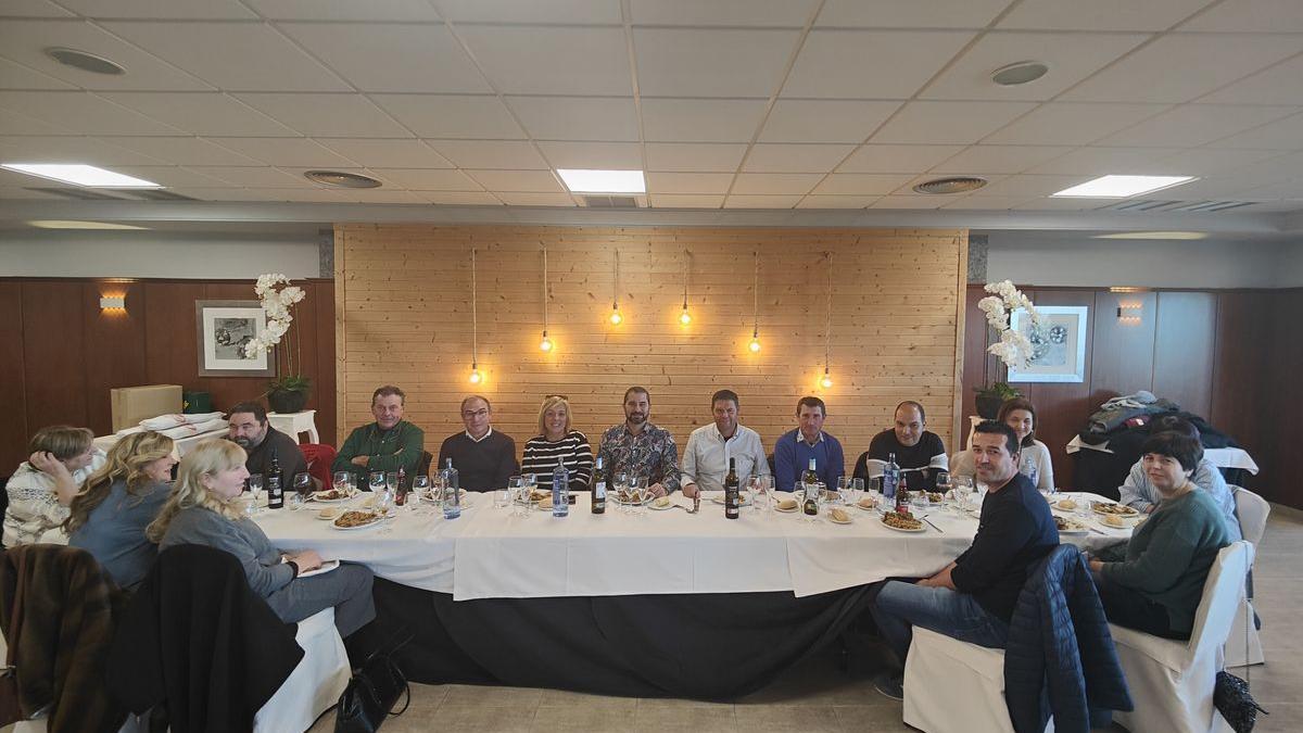 El alcalde de l’Alcora, Samuel Falomir (centro), junto al presidente del Club Taurino local, Eliseo Fabregat, durante la comida de cierre de temporada.