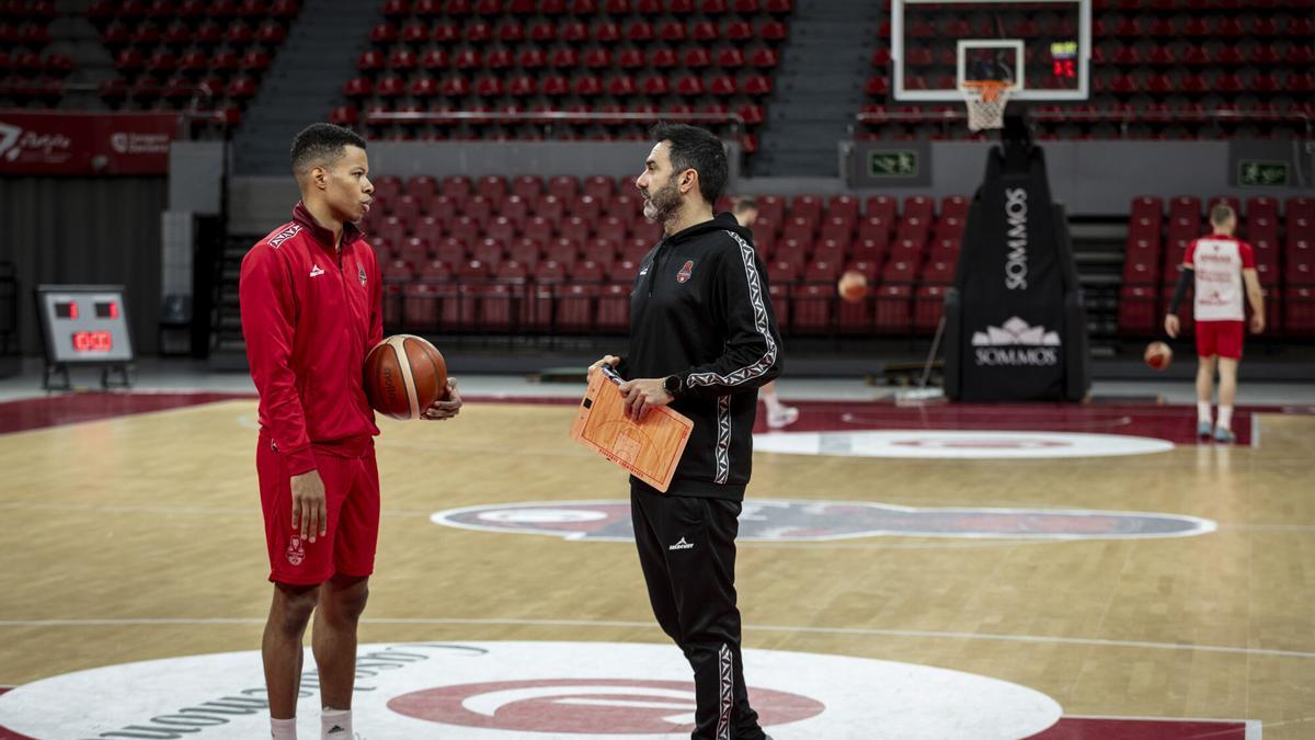 Jesús Ramírez habla con Bell-Haynes durante un entrenamiento del Casademont Zaragoza en el Príncipe Felipe.