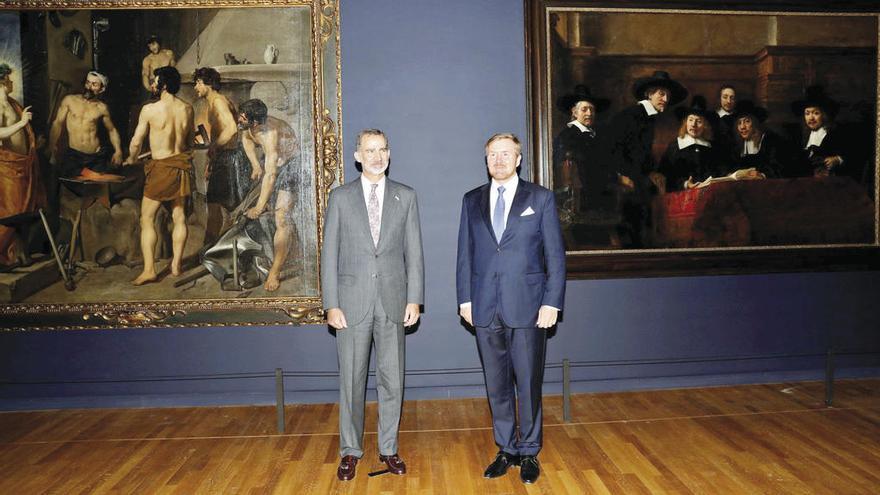 Felipe VI y Guillermo Alejandro, ayer, en Ámsterdam. // Efe