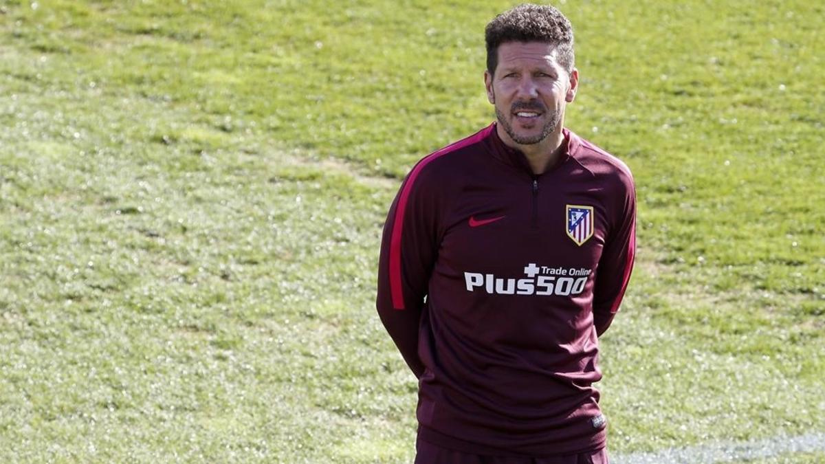 Simeone dirigiendo un entrenamiento