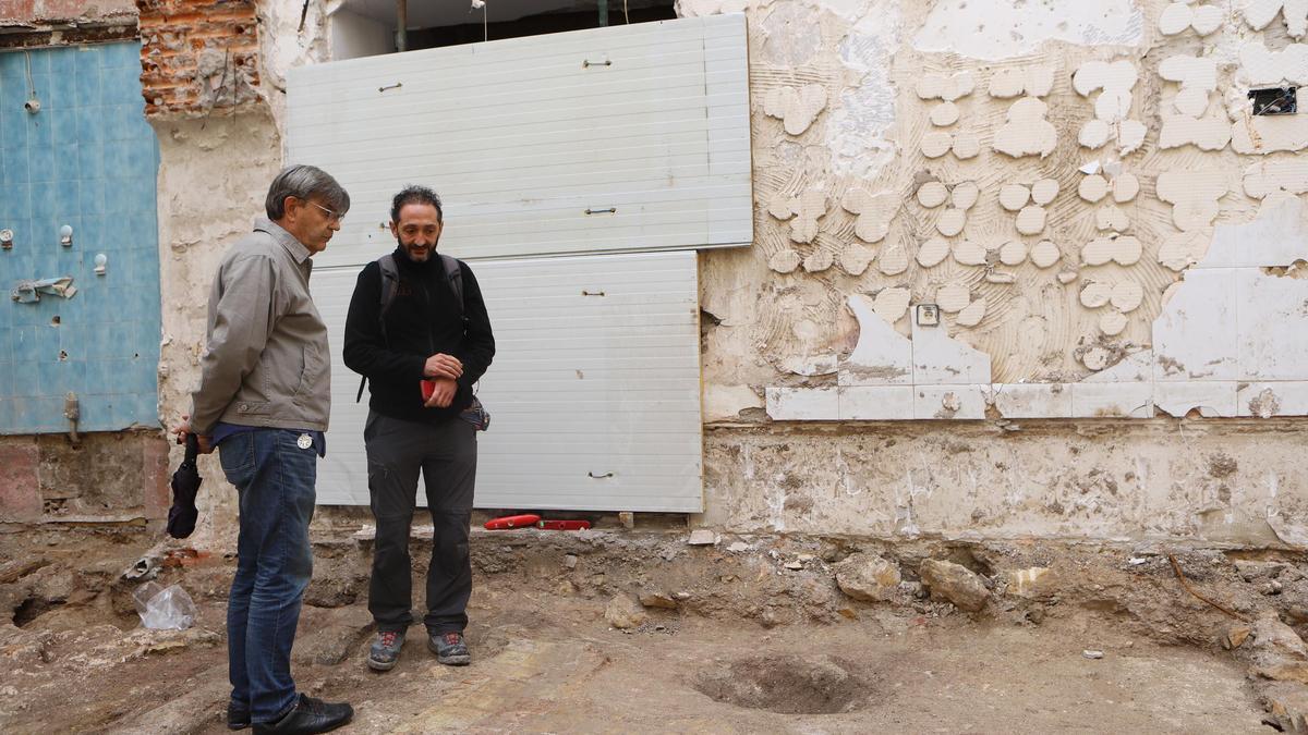 Andrés Martínez (de gris) supervisa una excavación en Lorca.