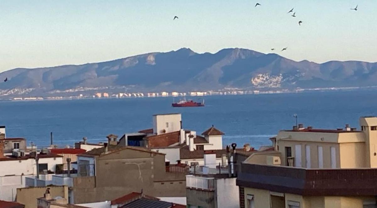 En aquesta imatge del 8 de gener a l’Escala, apareix el vaixell. | EMPORDÀ