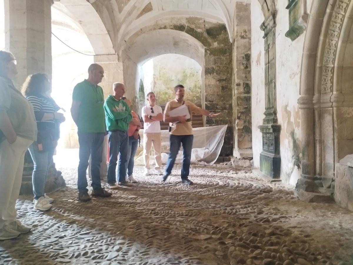 Así fue la visita guiada al monasterio de Cornellana, en Salas