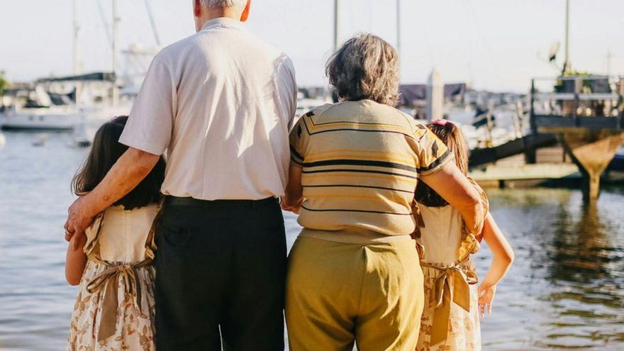 Abuelos junto a sus nietas. | | RDNE STOCK PROJECT / PEXELS