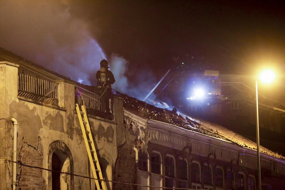 Un fuego destruye el chalé de los García Pola, uno de los tesoros indianos de Avilés.