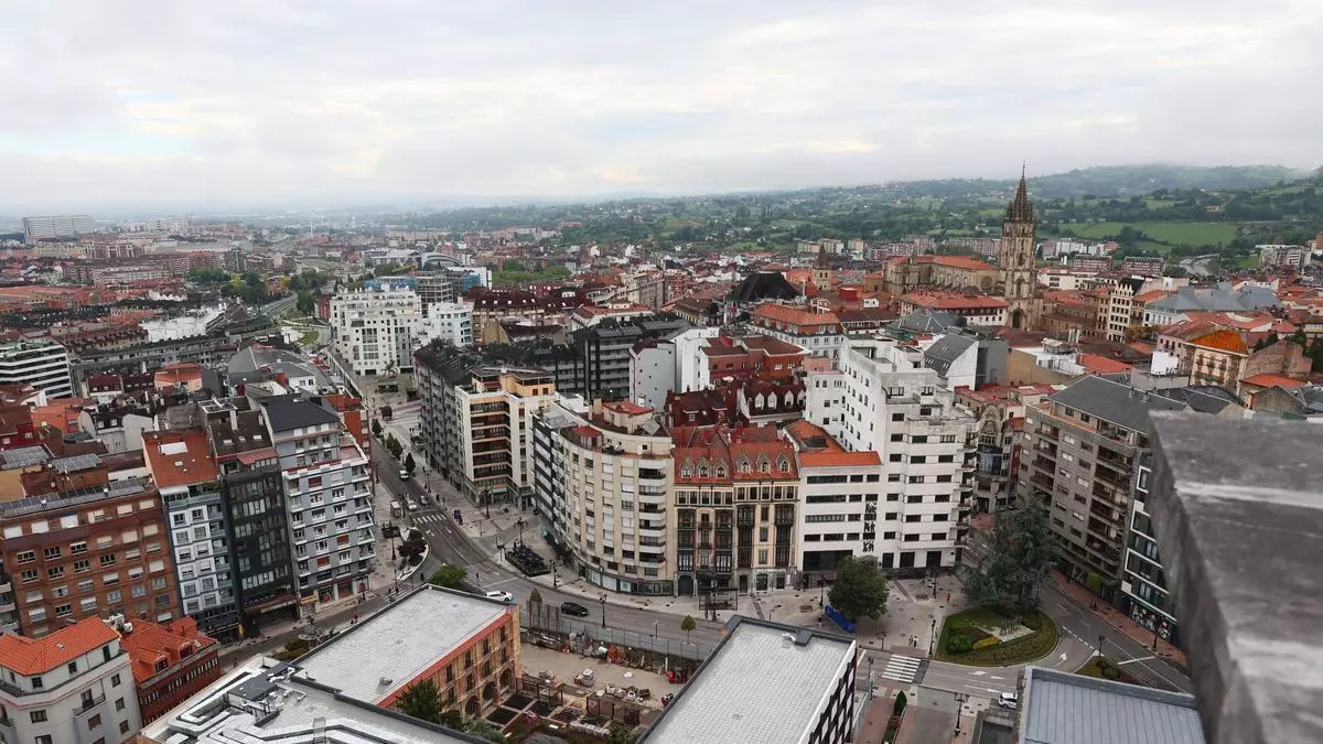 ¿Qué se ve desde el "techo" del centro de Oviedo? Así son las espectaculares vistas desde la azotea de La Jirafa