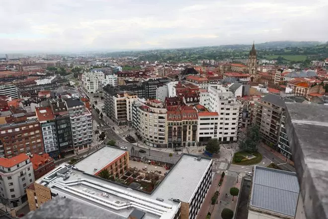 ¿Qué se ve desde el "techo" del corazón de Oviedo? Así son las espectaculares vistas desde la azotea de La Jirafa