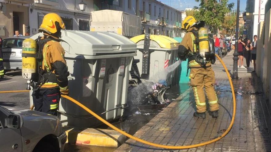 Uno de los contenedores incendiados hace unos días en Carrús