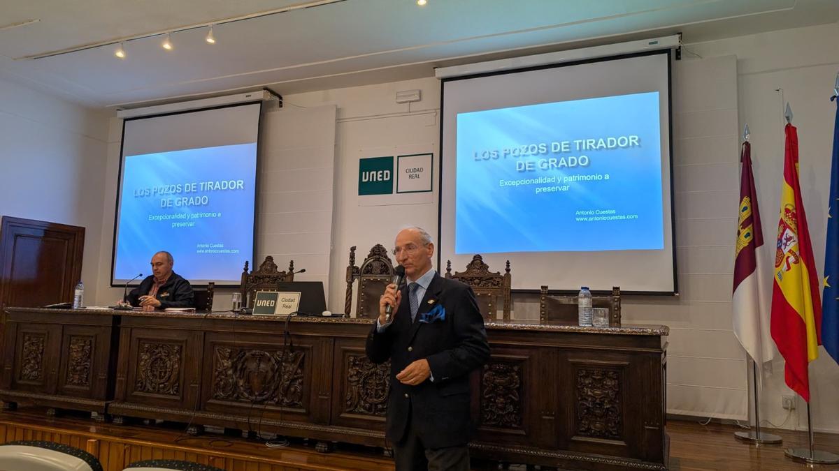 Antonio Cuestas, durante su intervención en el congreso en el que habló de los pozos de tirador de Grado.