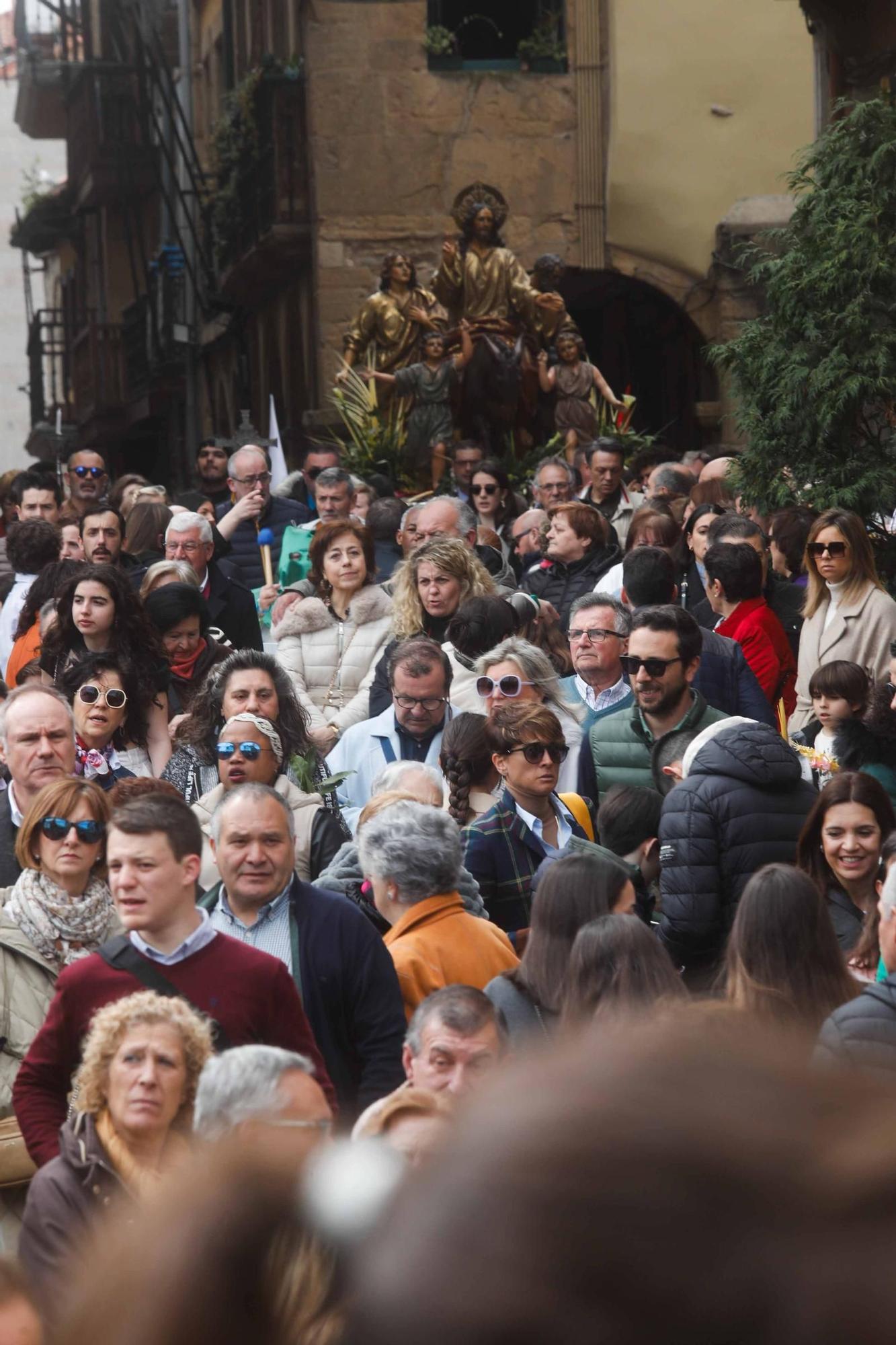 Multitudinaria bendición de ramos y procesión de La Borriquilla en Avilés