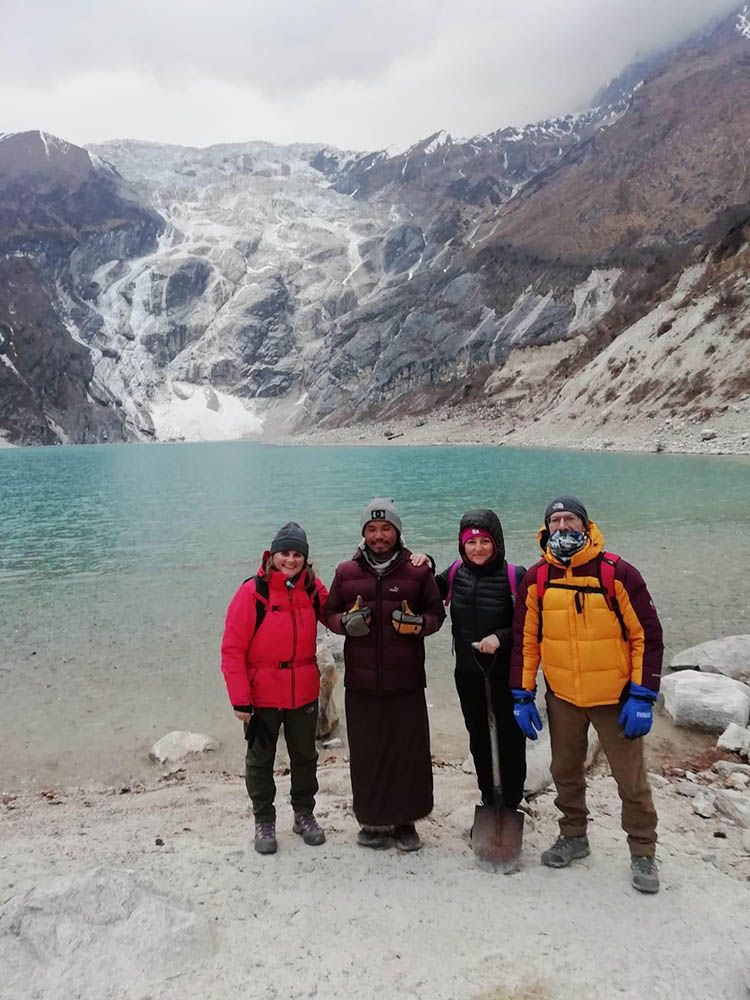 Montañeros lucentinos junto a un sherpa.