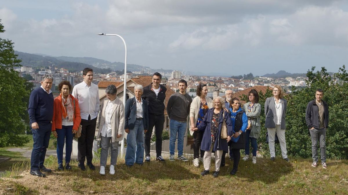 Lores, en Monte Porreiro, con otros miembros de su candidatura