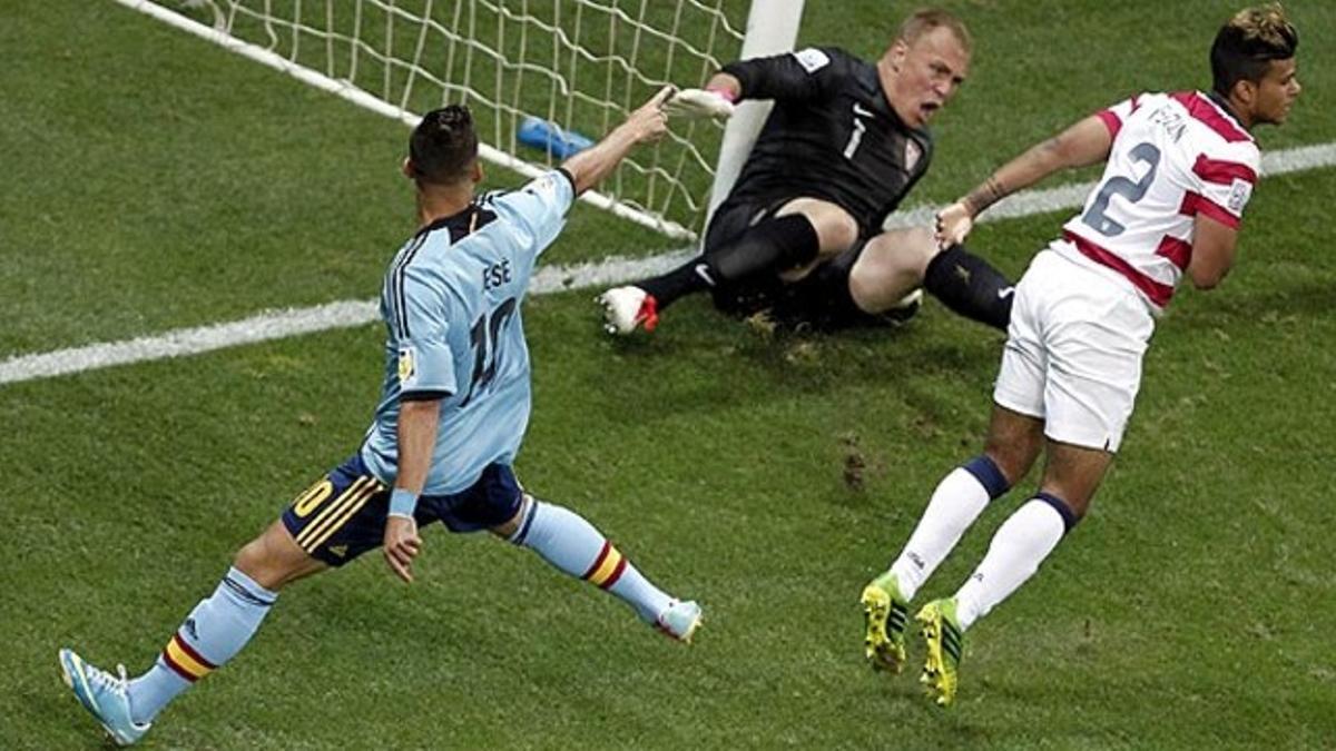 Jesé Rodríguez celebra el gol conseguido ante los jugadores de EEUU Yedlin DeAndre y Cody Cropper