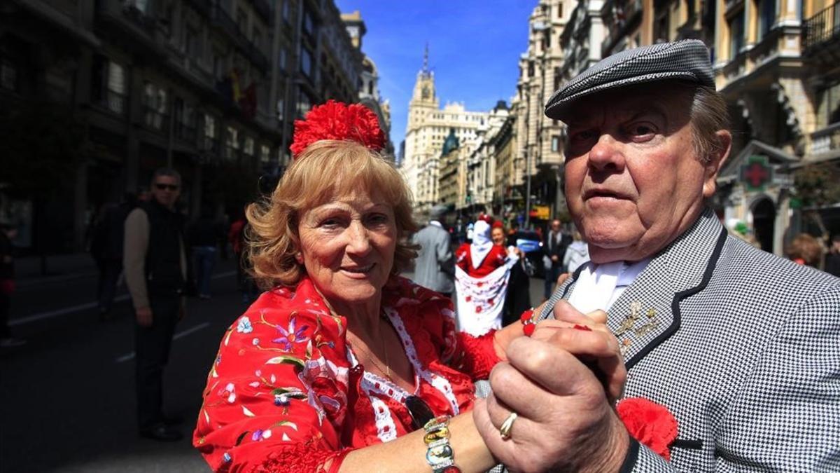 Una pareja bailando un chotis en la Gran Via.