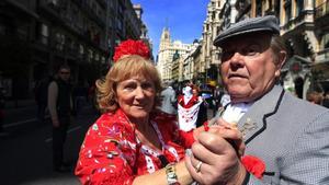 Una pareja bailando un chotis en la Gran Via. 