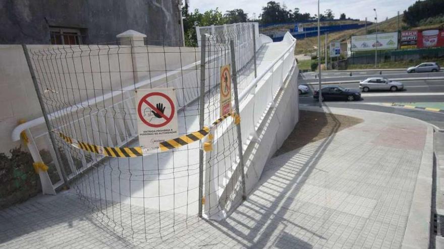 Acceso cortado en la pasarela peatonal de Blanco White sobre la avenida de San Cristóbal.