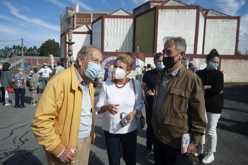 Xosé Díaz, a la dcha., con dos asistentes.   | // CASTELEIRO 