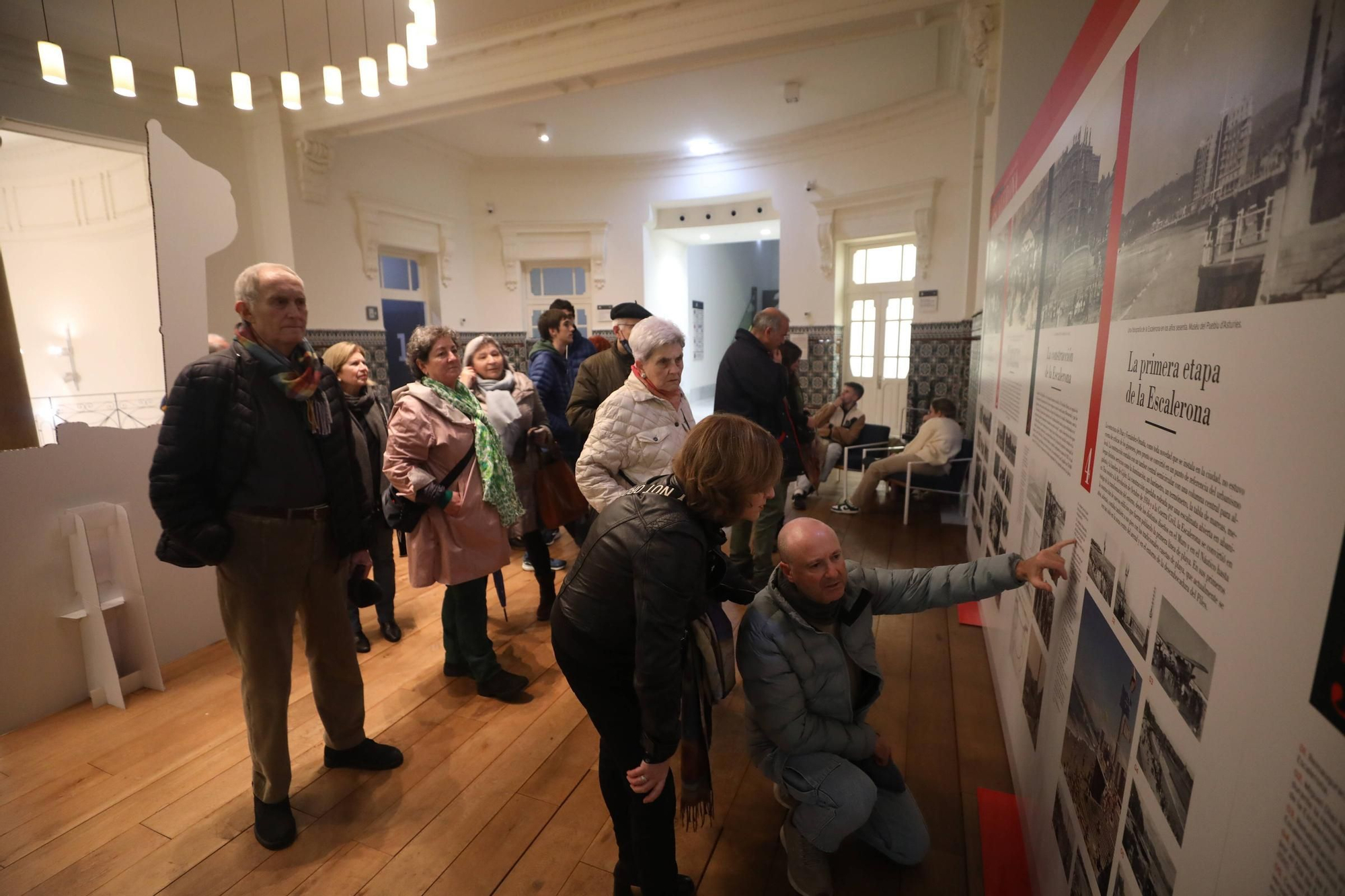 Visitantes en la exposición "Guardianes del tiempo" organizada por LA NUEVA ESPAÑA