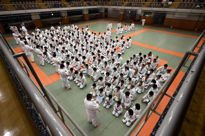 Los judokas asisten al entrenamiento de invierno de judo en el Kodokan de Tokio. - Para los amantes del judo de todo el mundo que hacen la peregrinación al Kodokan de Tokio, es una experiencia emocional pisar las esteras sagradas, una oportunidad ún