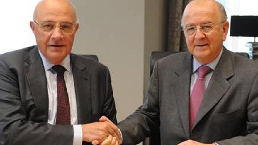 Josep Oliu (izquierda) y Carlos Egea sellan el acuerdo entre BMN y el Sabadell.