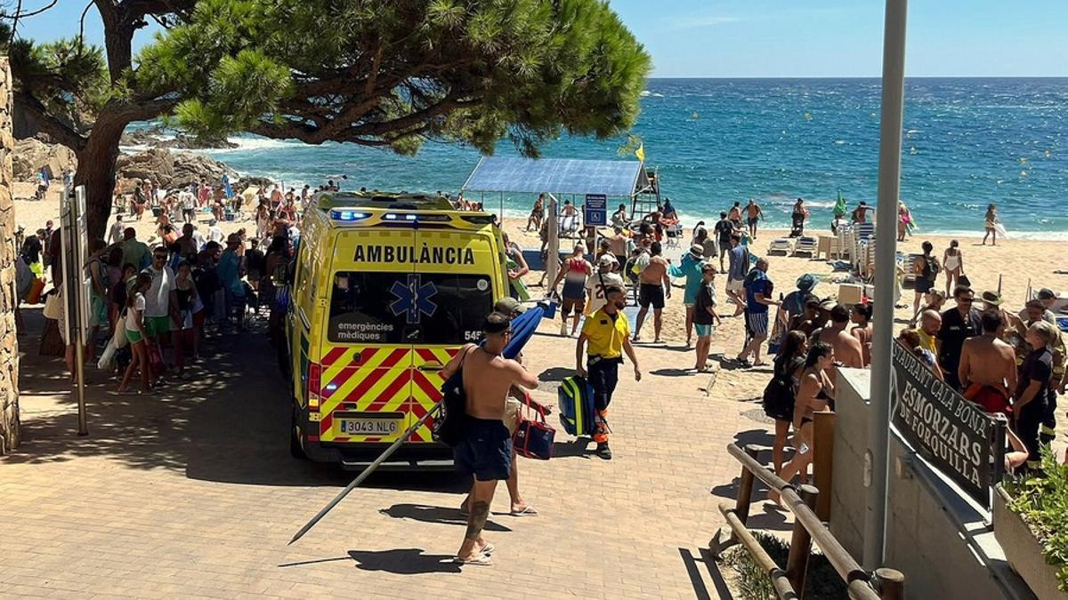 Evacuació d'un jove ferit al saltar de les roques a Cala Bona aquest dimarts