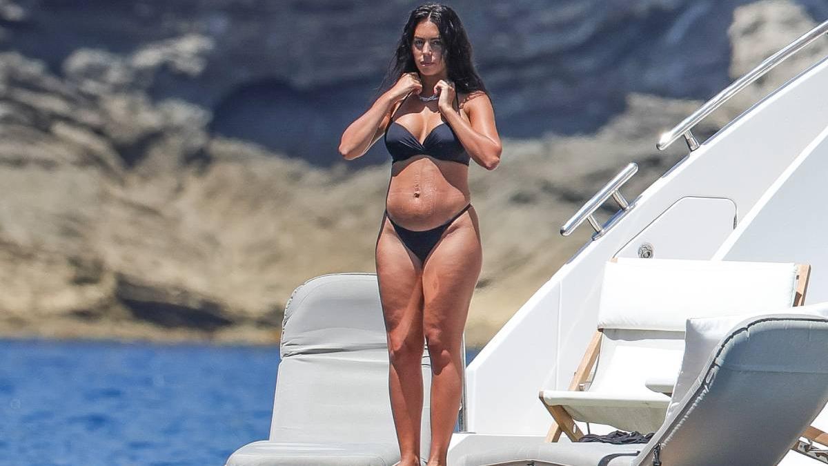 Georgina Rodríguez en bikini negro durante sus vacaciones en Ibiza