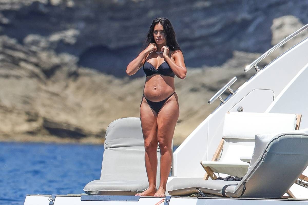 Georgina Rodríguez: brillantes y bikini negro para disfrutar de sus  vacaciones en Ibiza - Woman