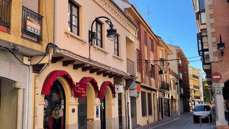 Calle Santo Domingo, donde más tráfico se ha registrado en la última semana, con las cámaras en Benavente. / E. P.