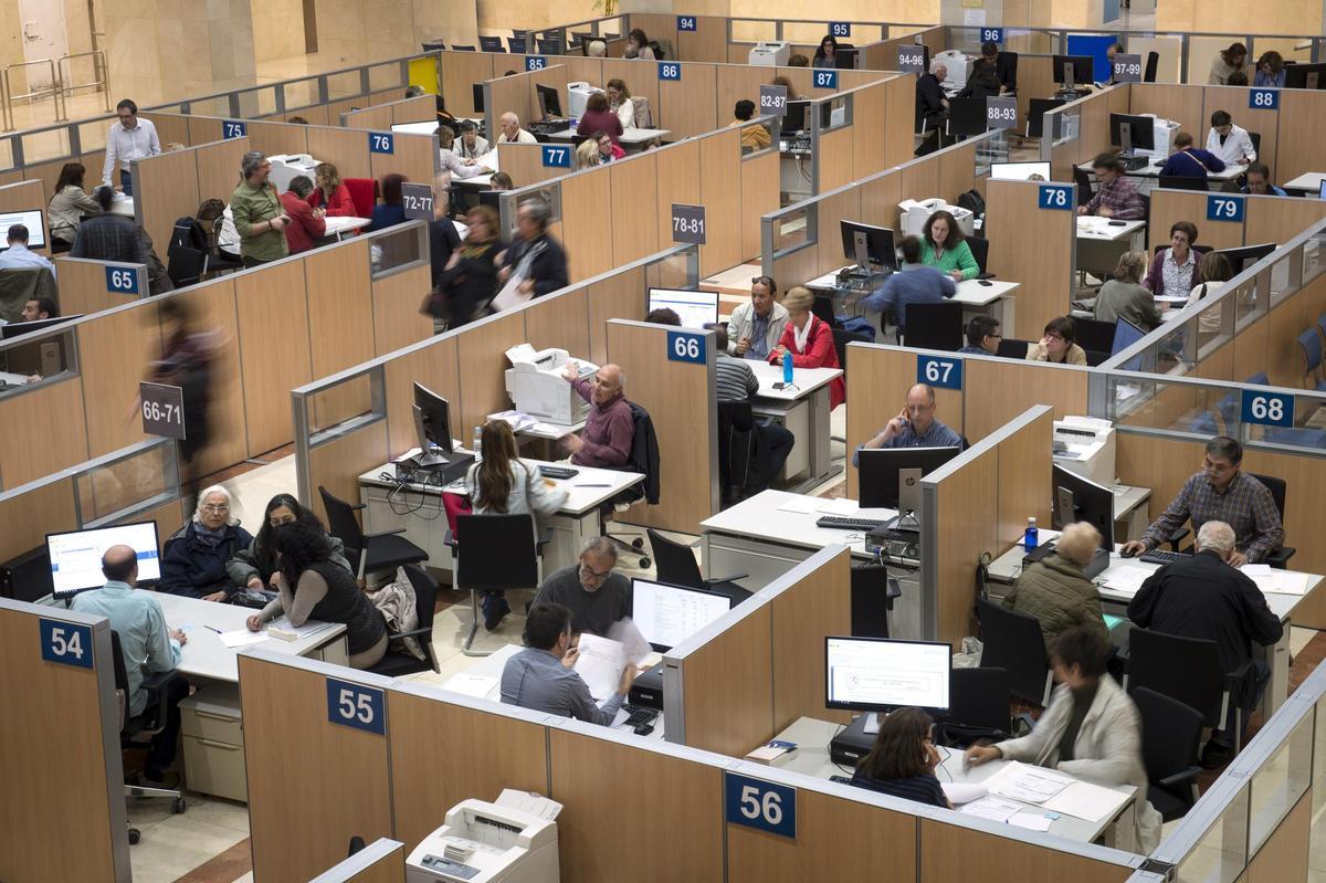 Panorámica de una delegación de la Agencia Tributaria durante la campaña de la declaración de la renta.