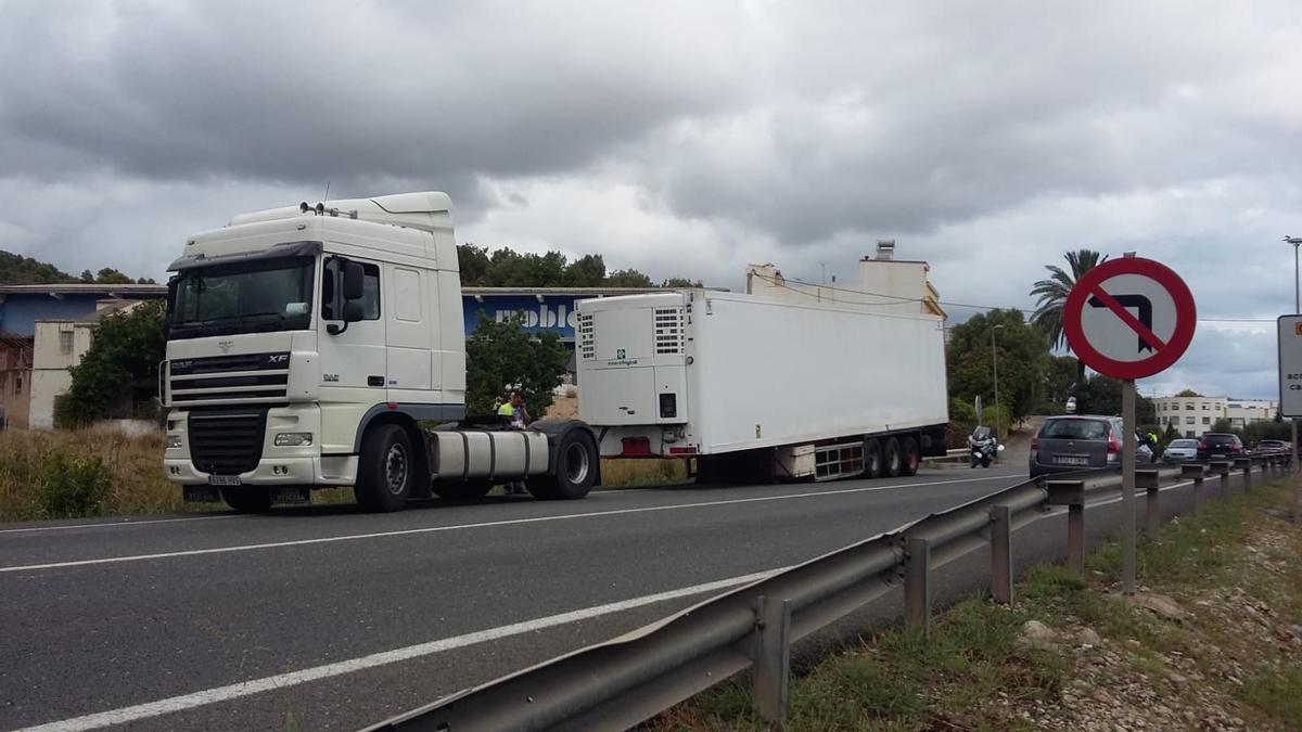 El camión, separado en dos, minutos después del accidente