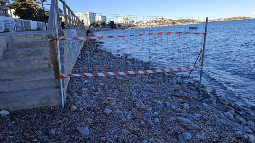 La zona afectada por el derrumbe, vallada y perimetrada por seguridad. | FOTOS: AJ. EIVISSA