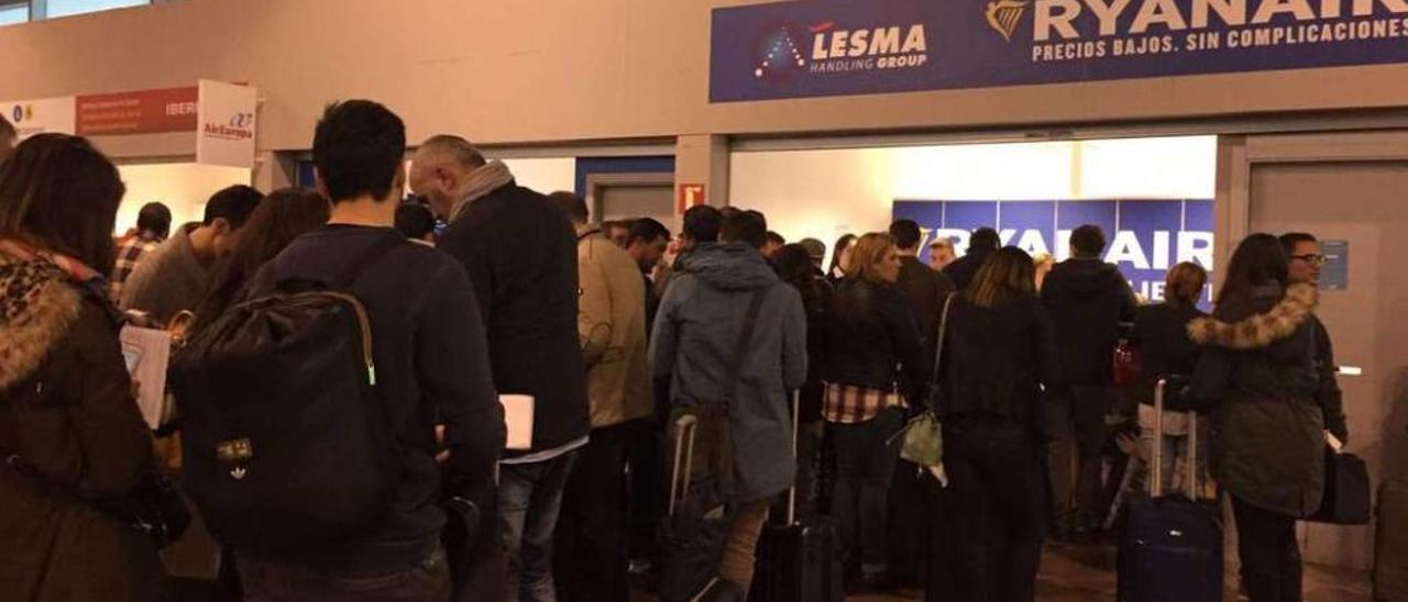 Viajeros afectatos por la cancelación del vuelo Vigo-Barcelona de ayer presentando reclamaciones en la ofinica de Ryanair de Peinador.