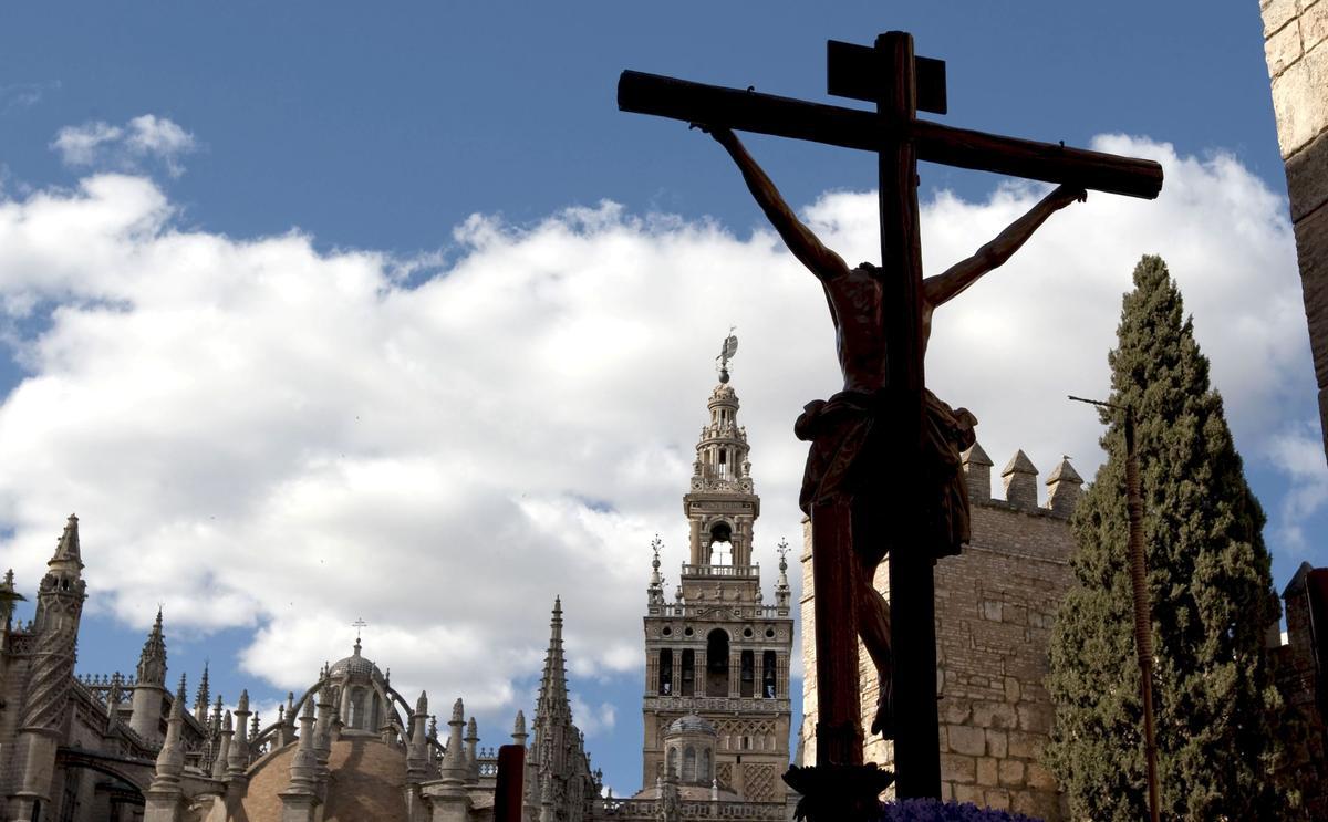 El cristo de la Buena Muerte, de la Hermandad de los Estudiantes, a su paso junto a la Giralda.