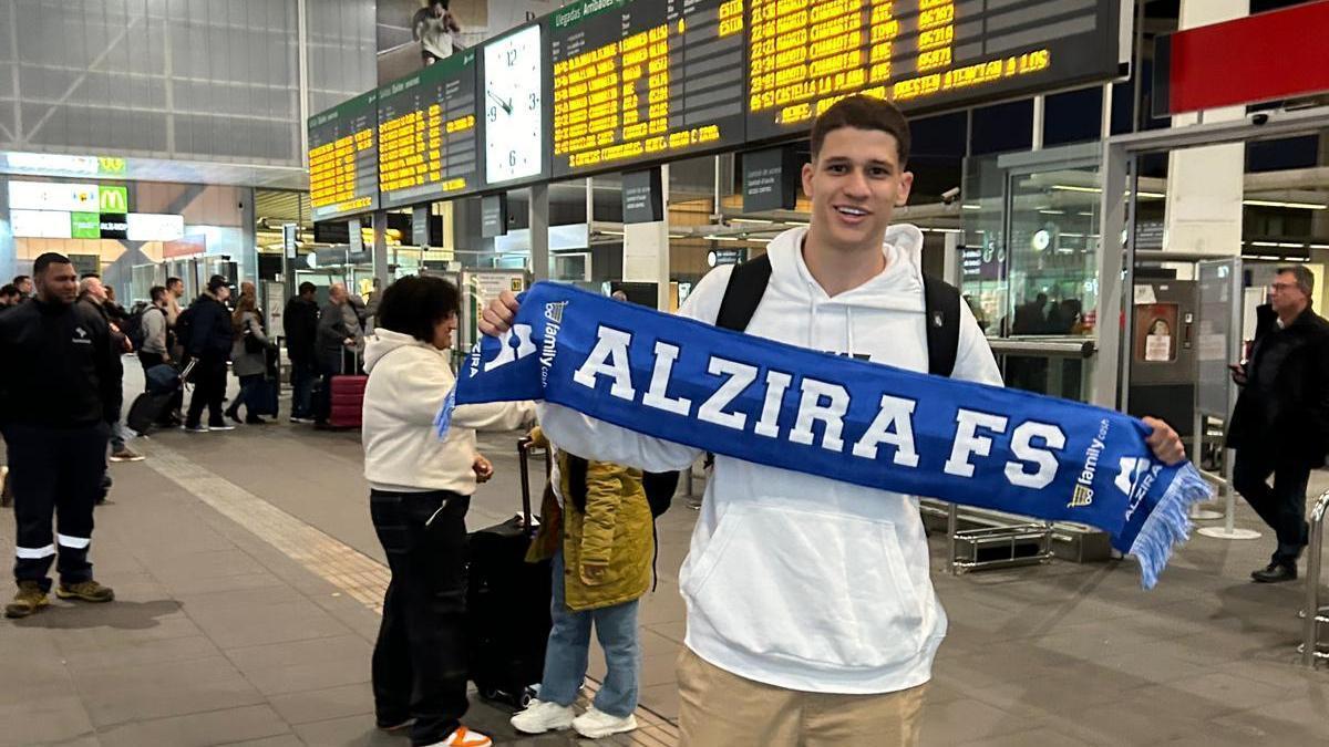 Gustavo al llegar este lunes al aeropuerto.