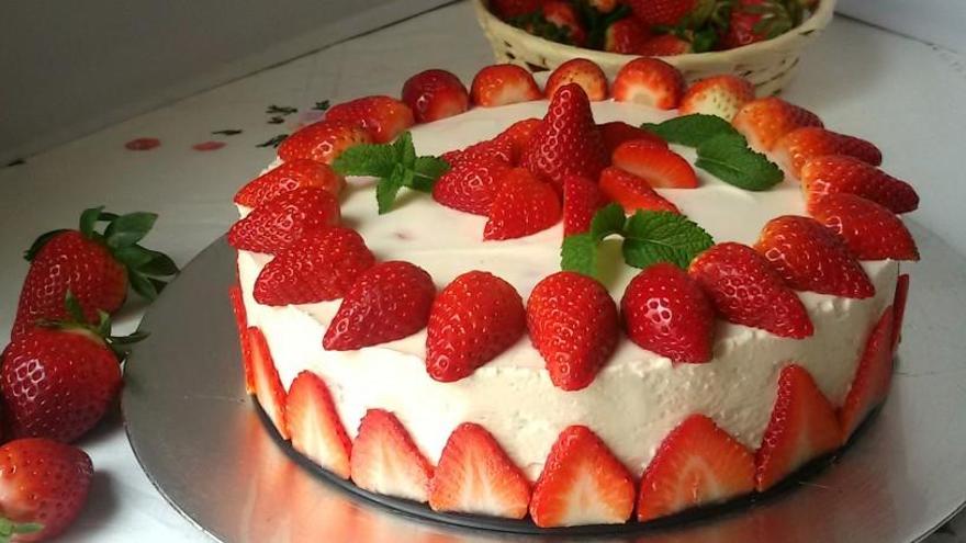 Tarta de nata con fresas