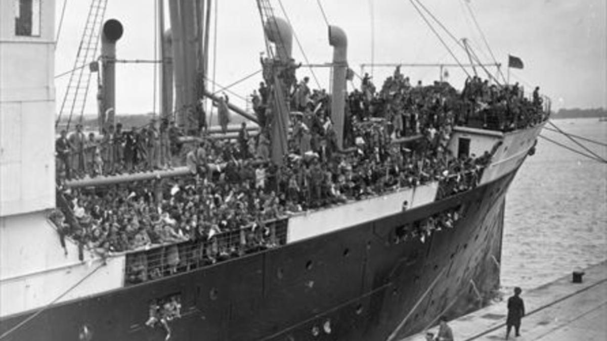 7.000 españoles volvieron en ocho barcos que se fletaron entre 1956 y 1960. Abajo, pasaje del 'Crimea' y expedientes policiales de los retornados.