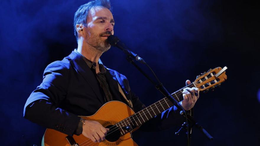 Kevin Johansen, durante su concierto en el Auditorio Mar de Vigo.   | // FDV