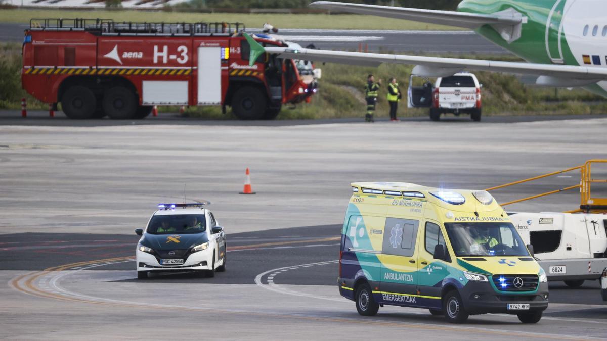 La ambulancia que traslada a Álex García al hospital de Cruces, tras llegar al aeropuerto de Bilbao en el avión medicalizado enviado por el Ministerio de Defensa a Tailandia.