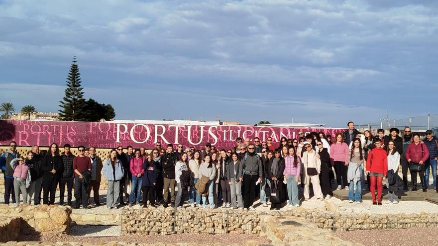 Setenta personas participan en la ruta cultural "Terra amb arrels" del IES Victoria Kent al Portus Ilicitanus