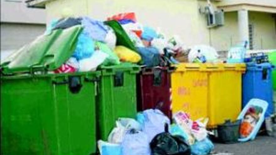 Moraleja acumula basura desde el lunes porque debe 96.000