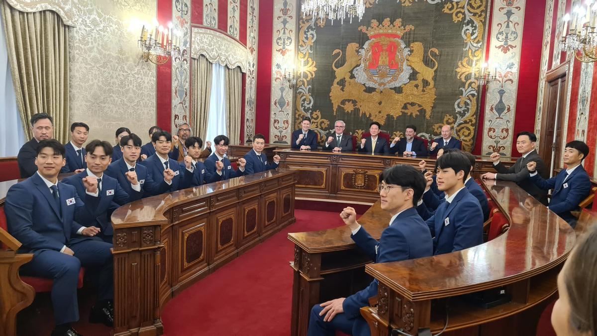 El equipo coreano de taekwondo posa en el Salón de Plenos junto a Luis Barcala y Toni Gallego