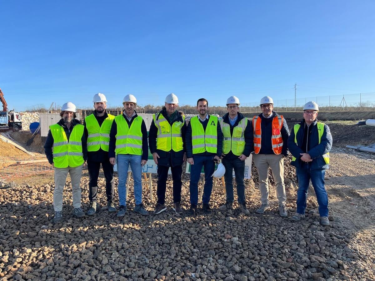 Autoridades en una visita institucional a las obras de la depuradora de San Sebastián de los Ballesteros.