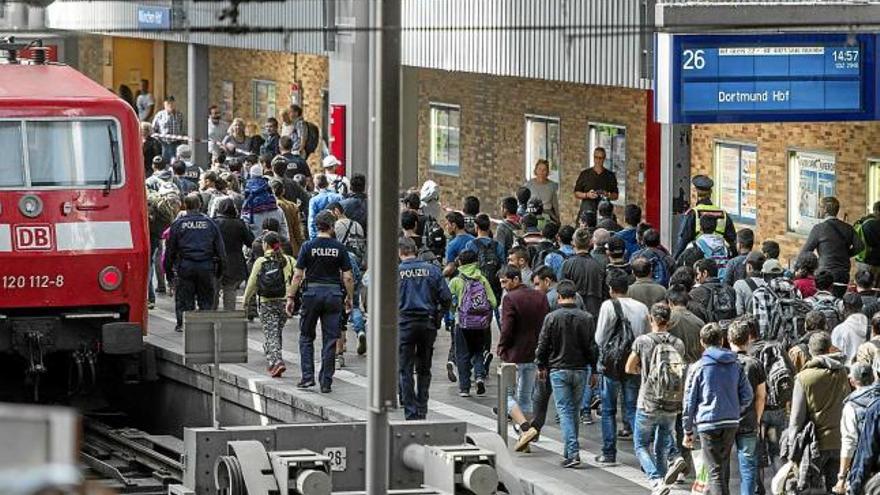 Refugiats sirians procedents de Budapest, en un tren a Munic que els ha de portar a Dortmund